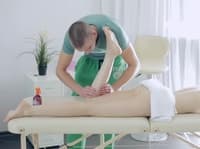Страсна брюнетка насолоджується сексом після масажу